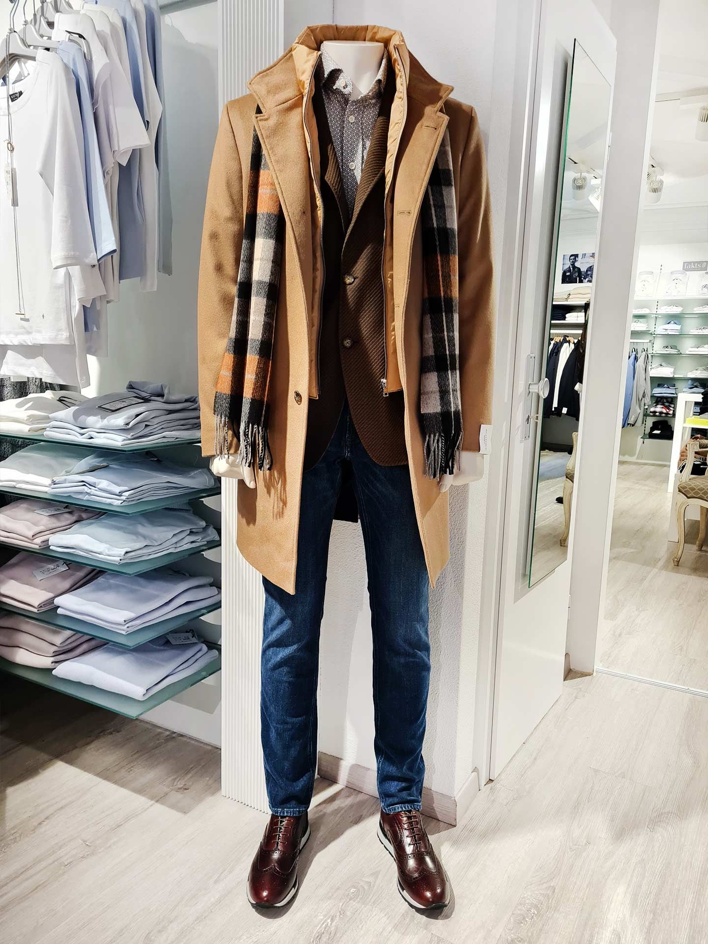 Herbstlook mit Camel-Mantel & Struktur-Sakko – Baldessarini & Joop!