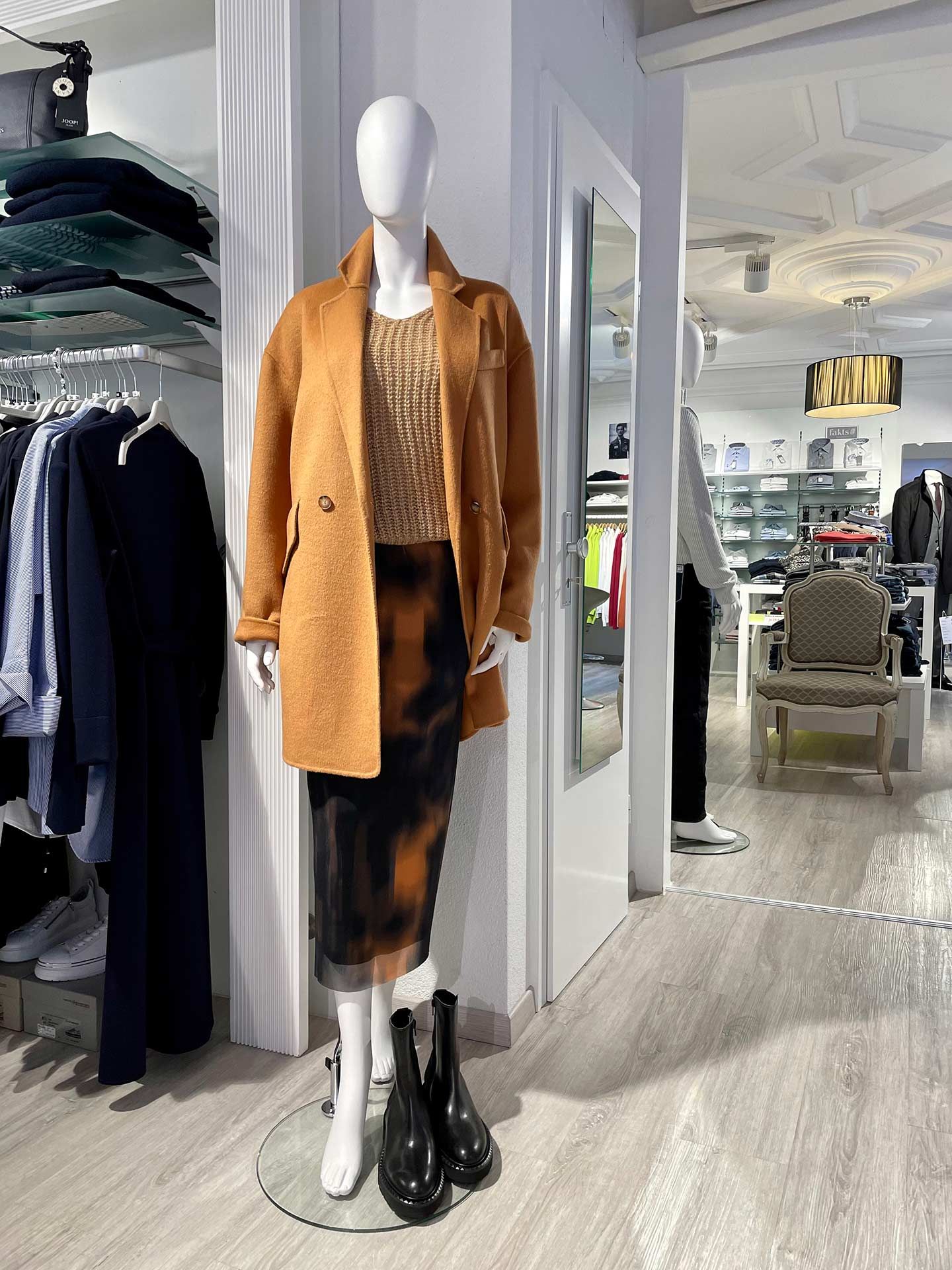 Doubleface-Mantel und Stretch-Rock – Riani Herbst 2024