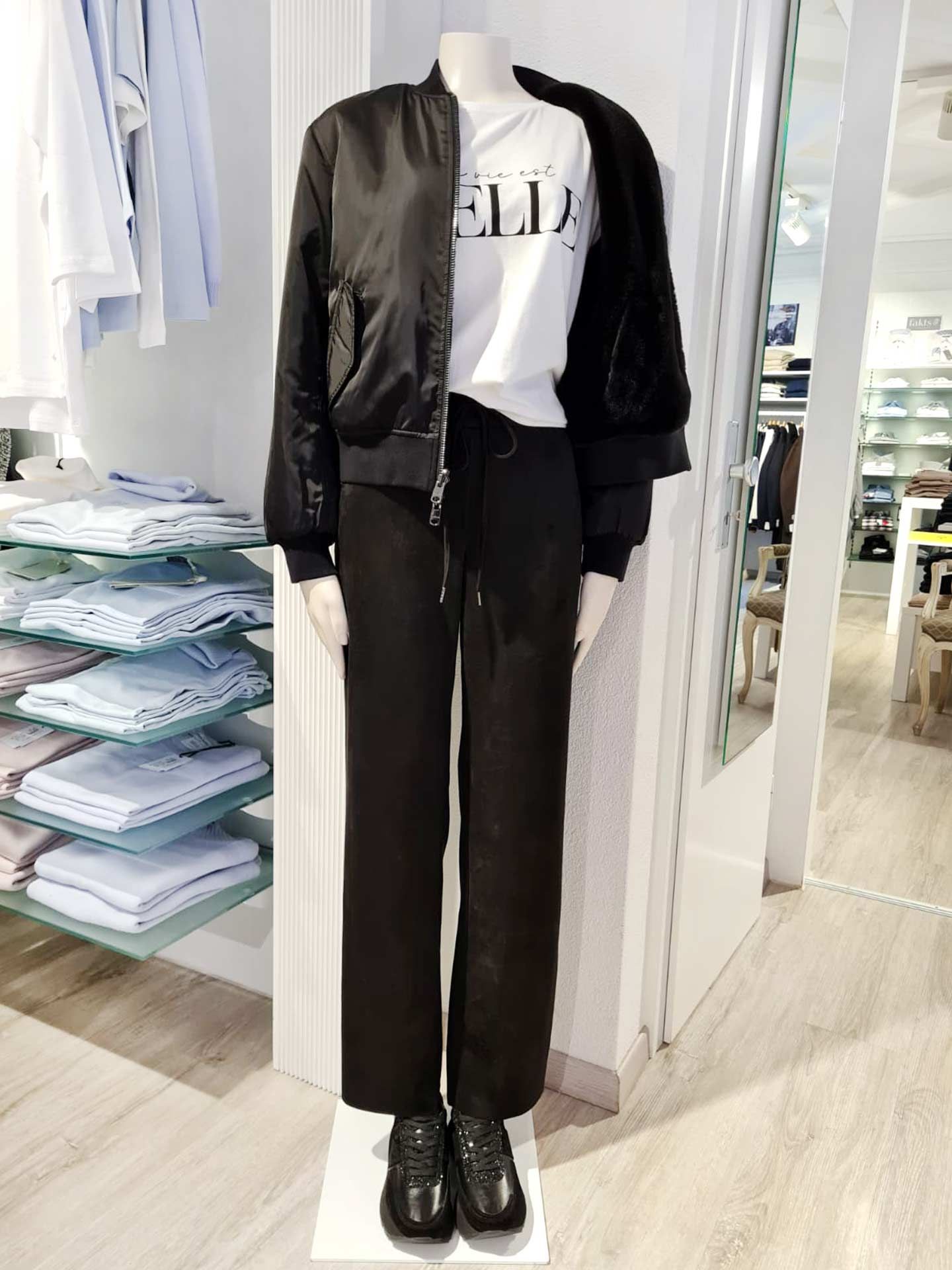 Edel-Sportiv in Schwarz – Herbstlook von JUVIA