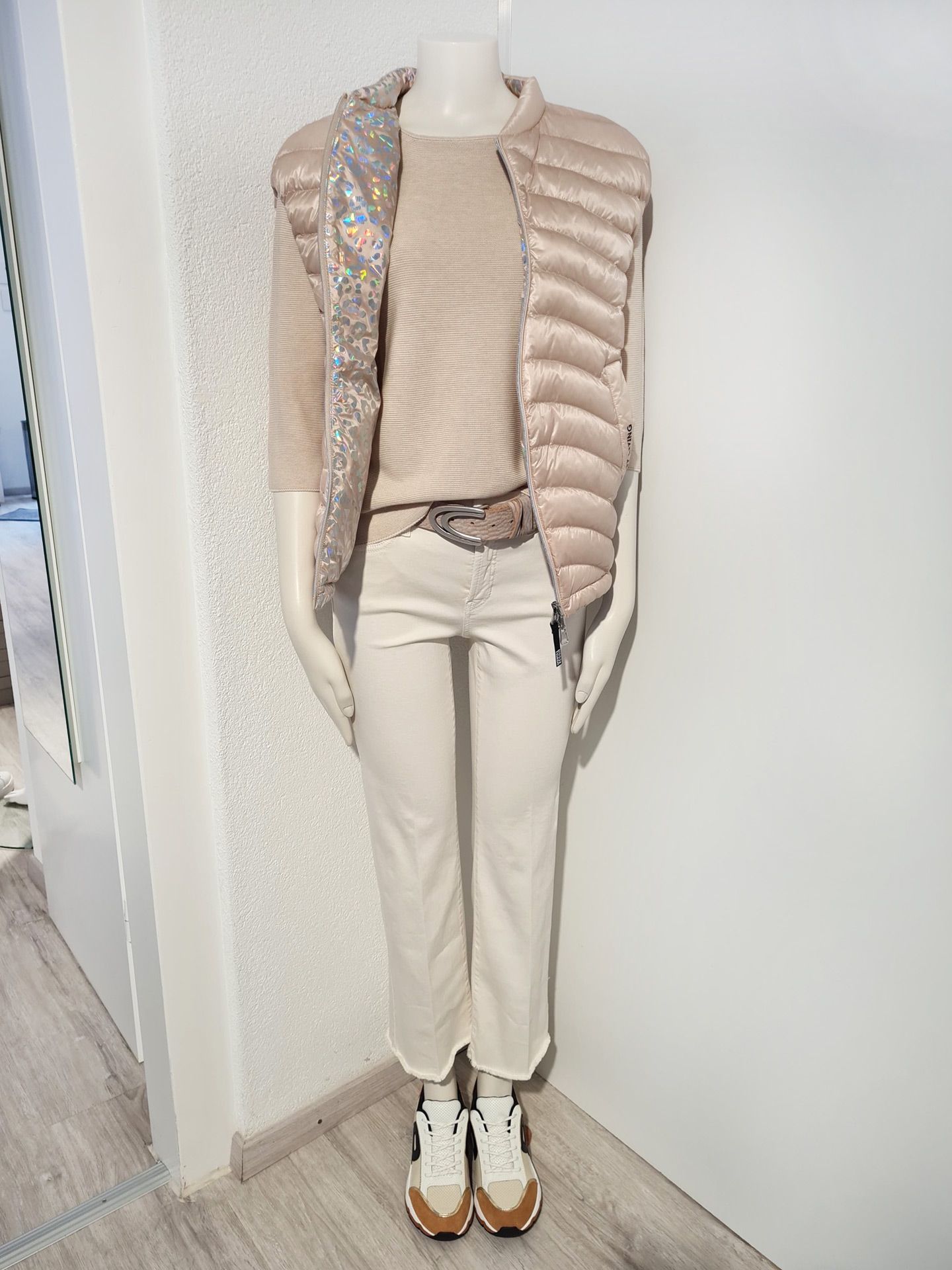 Look mit Montereggi-Weste und Riani-Sneakern – Frühling 2025