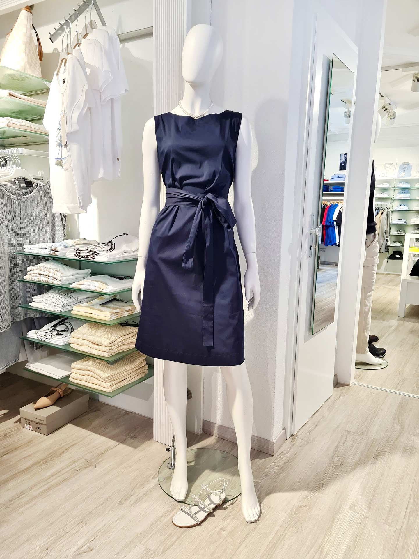 Feminines Navy-Kleid von Windsor – mit kühlender Qualität