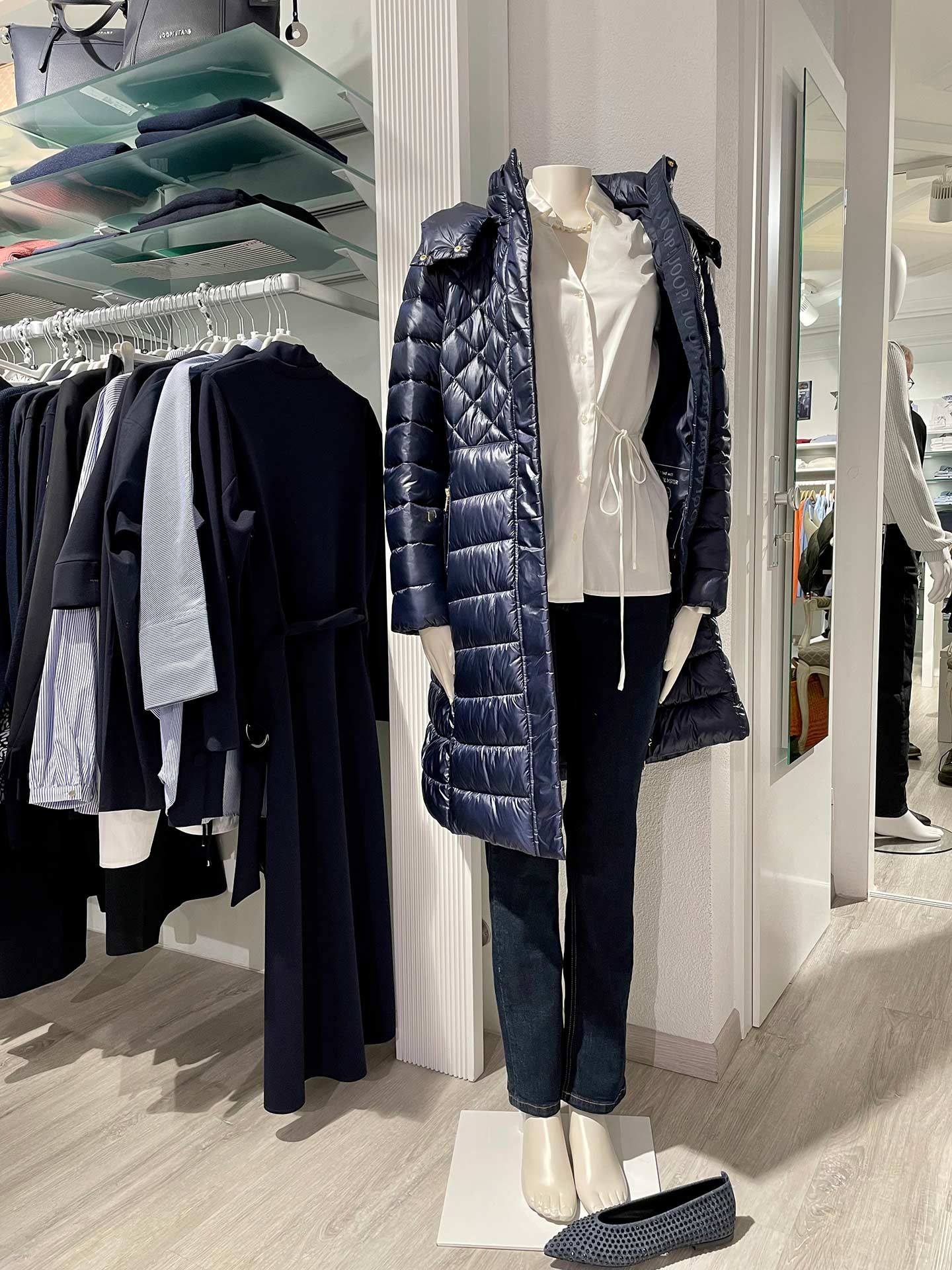 Joop! Steppmantel und elegante Jeans – Festtagslook 2024