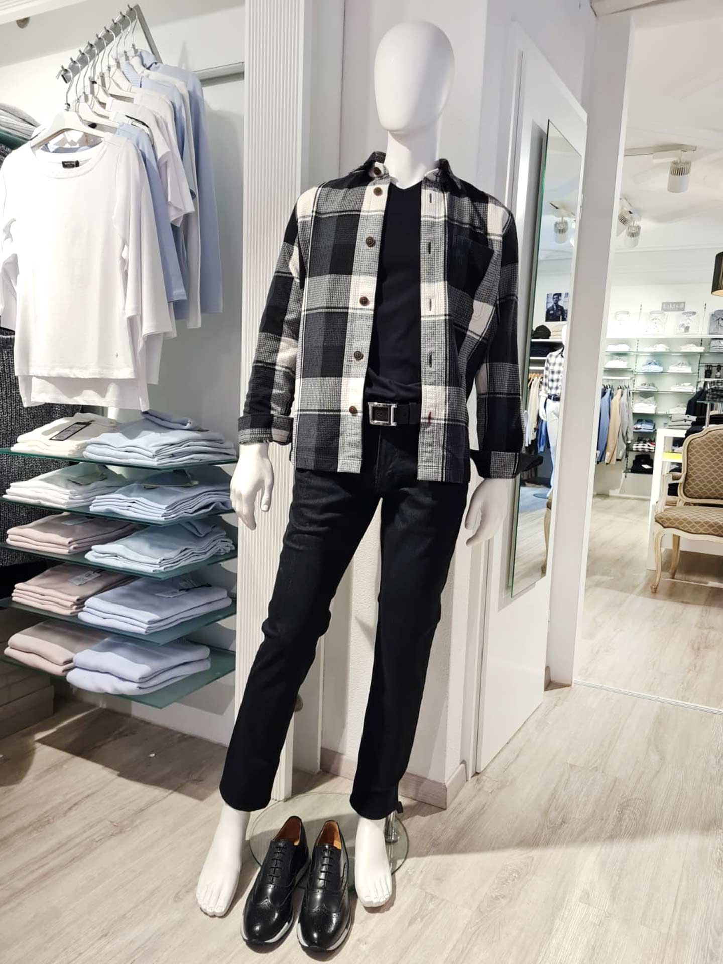 Herbstlook mit Karo-Overshirt – Joop! & Baldessarini