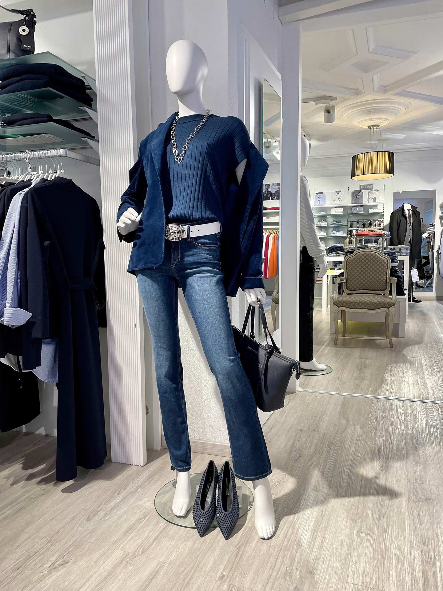 Petrol-Blazer und Jeans – Windsor Herbst 2024