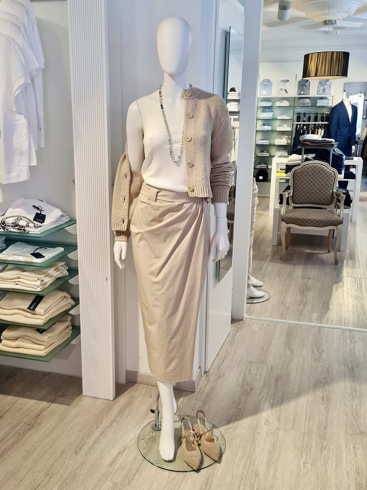 Windsor Rock & Strickjacke – Feminin in den Frühling 2025